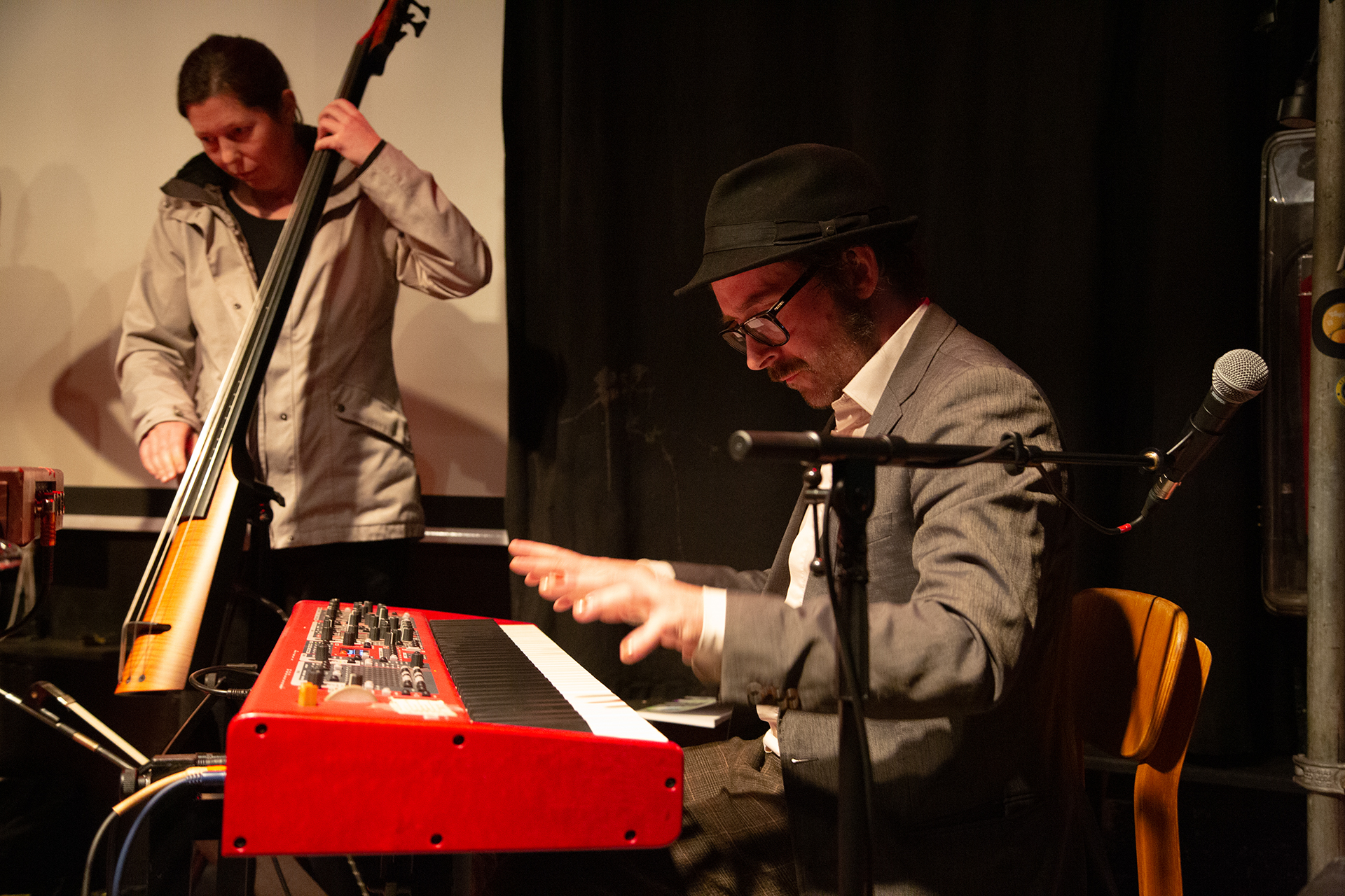 Lina Neuner am Kontrabass und Stephan Sperlich am Keyboard (von der Band Playbackdolls)