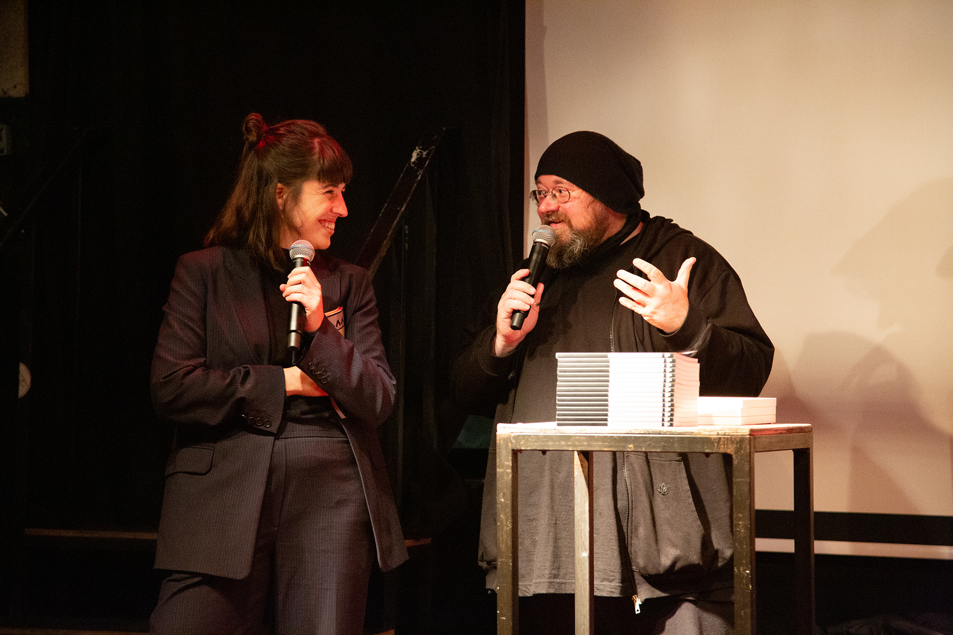 Die Moderator*innen der Veranstaltung: Katharina Serles und Günther Friesinger (beide: IG Kultur Wien)