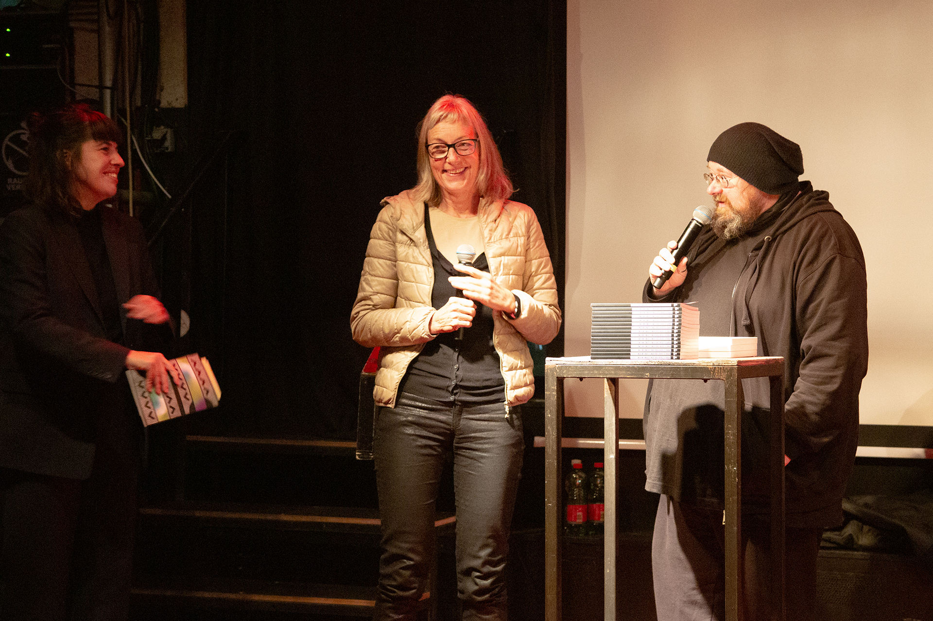 Katharina Serles (IG Kultur Wien), Preisträgerin Christine Baumann (Kunstzelle) und Günther Friesinger (IG Kultur Wien)