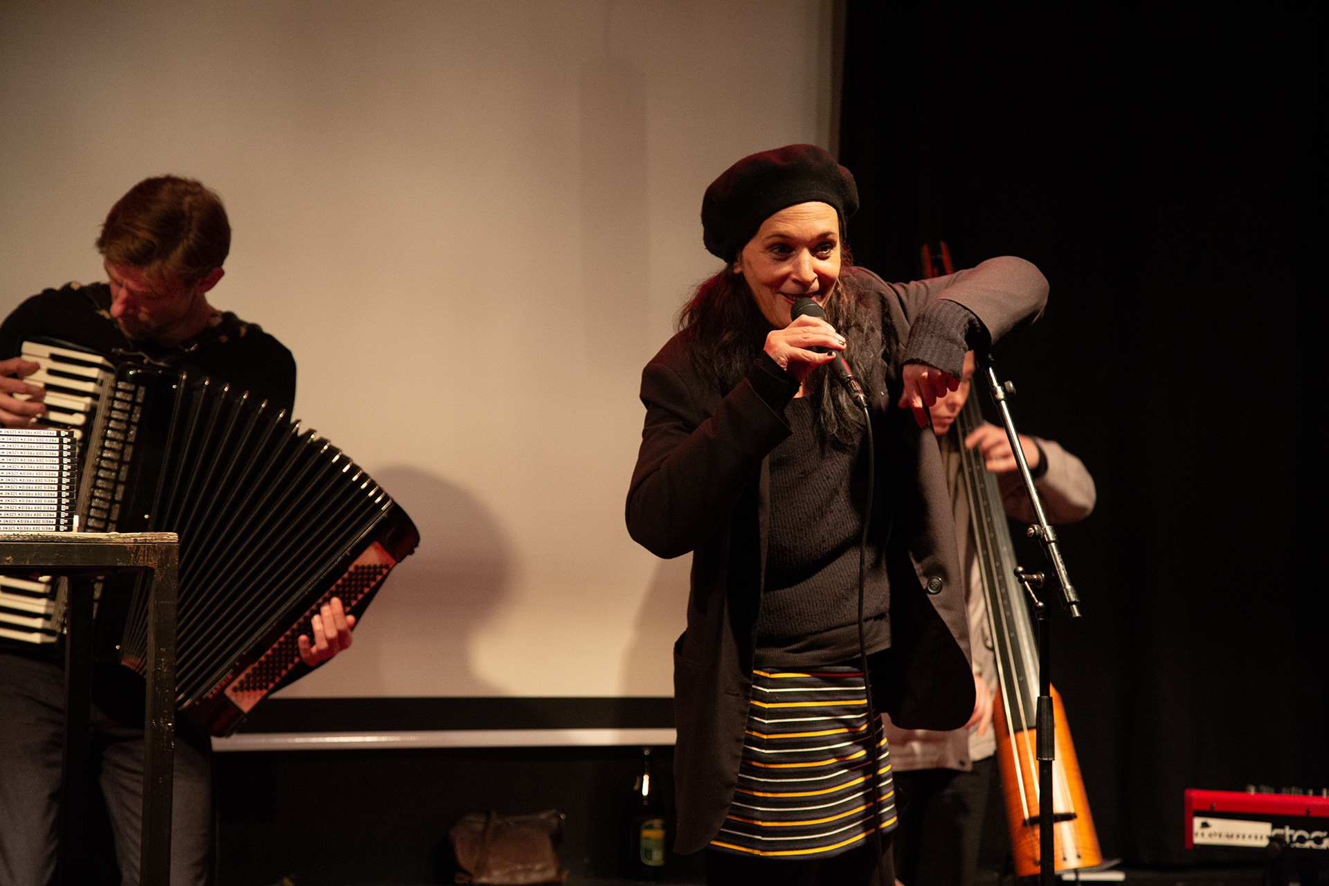 Tino Klissenbauer von den Playbackdolls am Akkordeon, Tini Trampler (singend), großteils verdeckt: Lina Neuner am Kontrabass