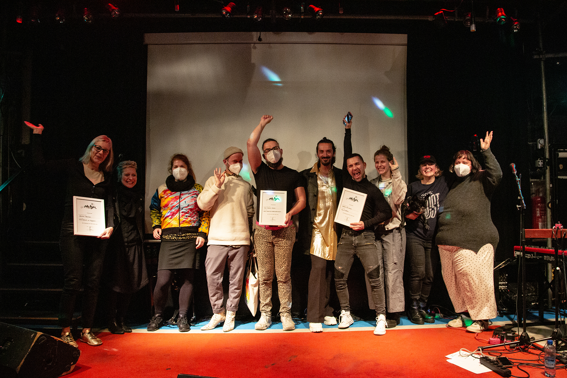 Alle Gewinner*innen der Preise der freien Szene Wiens: Christine Baumann (Kunstzelle), Queer Museum Vienna, Kollektiv Red Edition (mit Hund)