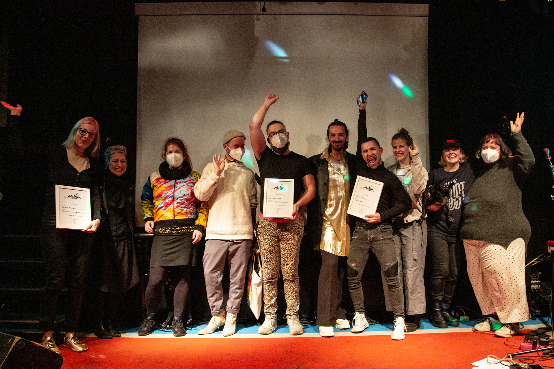 Alle Gewinner*innen der Preise der freien Szene Wiens: Christine Baumann (Kunstzelle), Queer Museum Vienna, Kollektiv Red Edition (mit Hund)