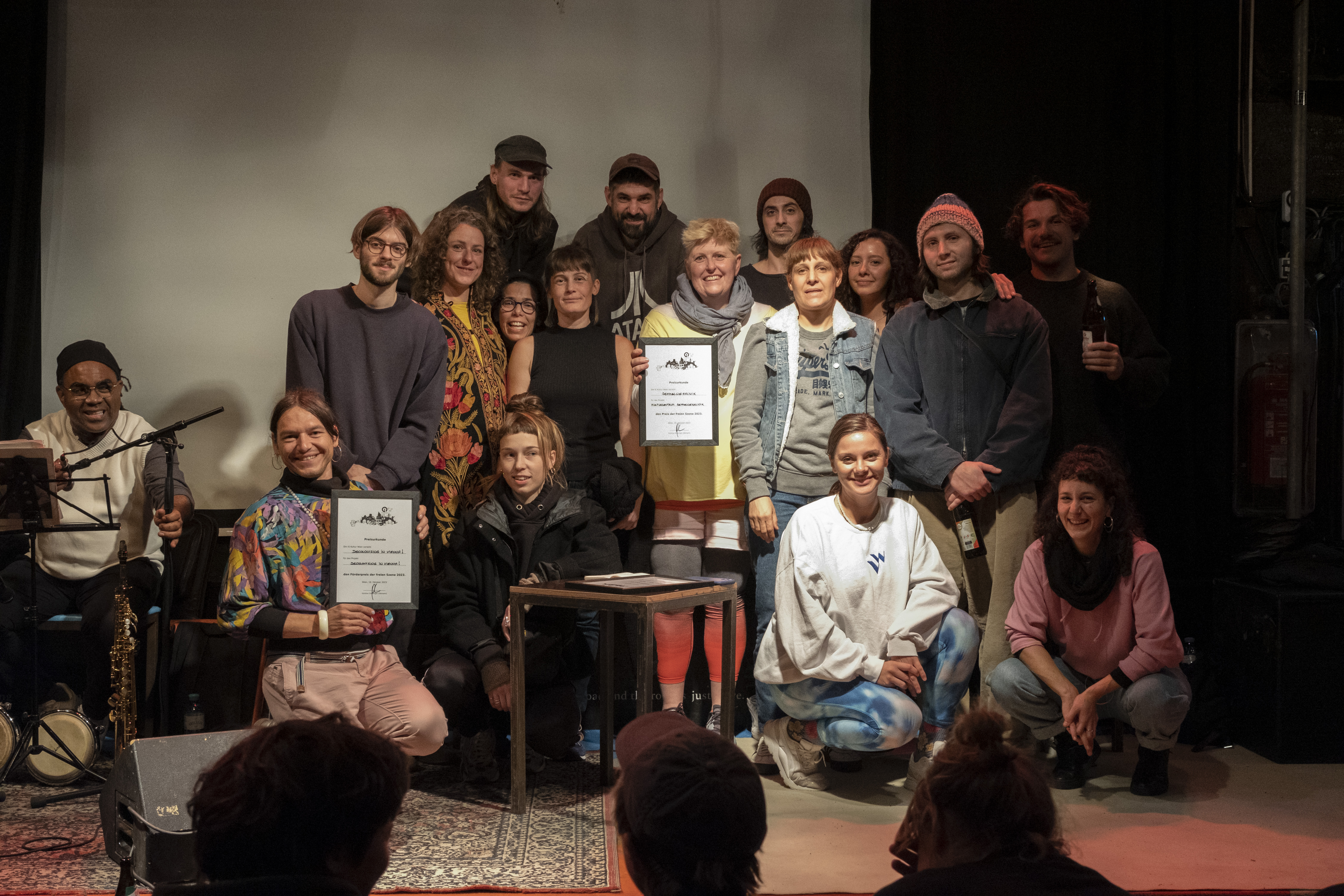 Gruppenbild mit allen Preisträger*innen im Flucc