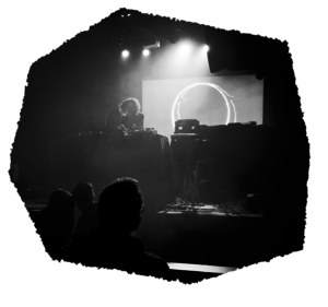 Foto: İklim Doğan Symbolbild: Eine DJ legt auf, davor ein paar Leute