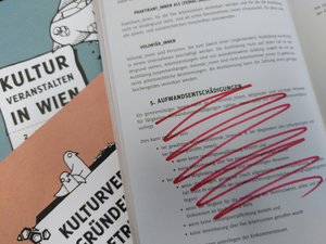 KIS-Broschüren mit rot durchgestrichenem Kapitel (das sich geändert hat)