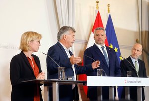 Gewessler, Kogler, Nehammer und Koch beim Pressefoyer nach dem Ministerrat