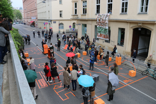 Blick von oben auf die Kundgebung in der Gumpendorfer Straße