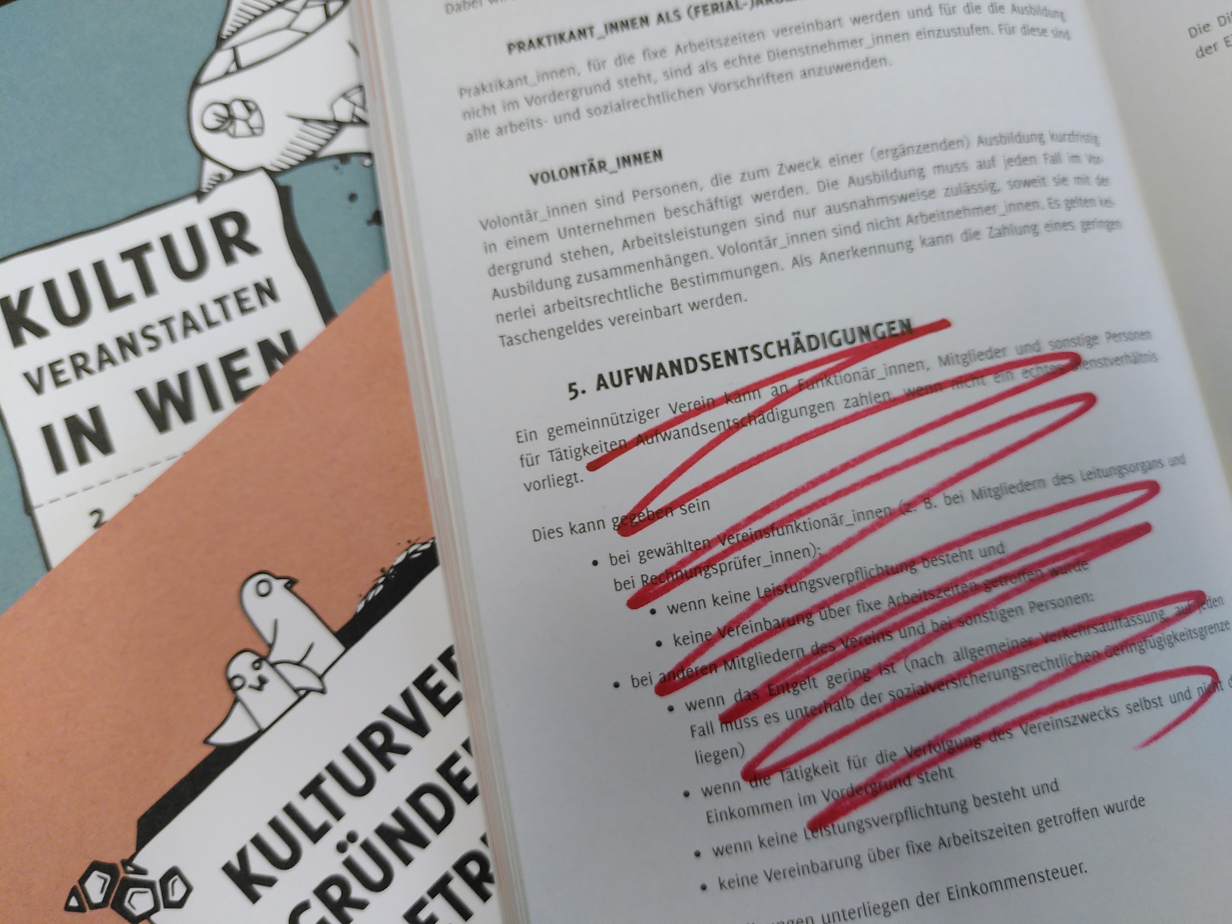 KIS-Broschüren mit rot durchgestrichenem Kapitel (das sich geändert hat)