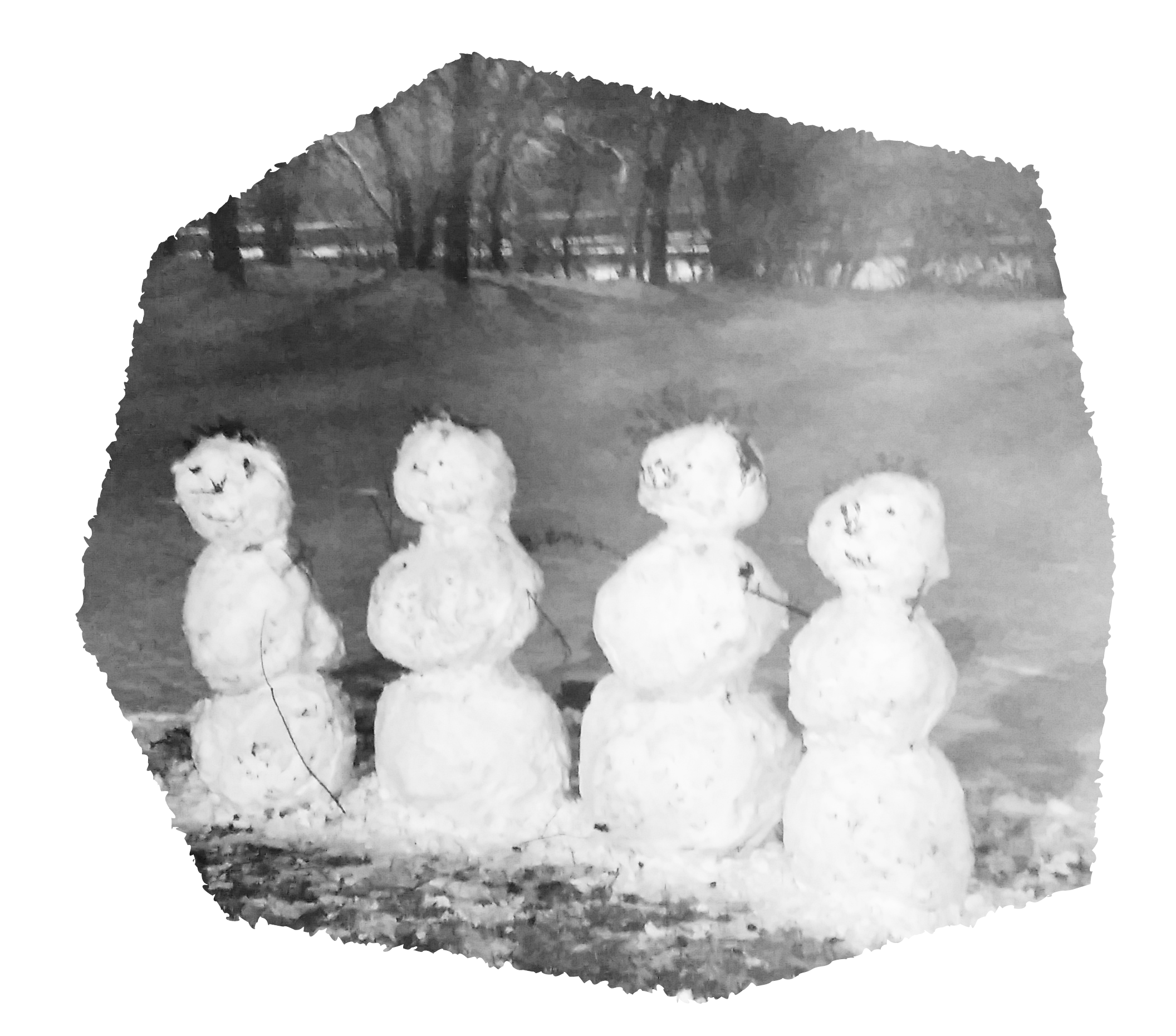 4 aus Schnee geformte Schneemenschen in einer schneebedeckten Wiese