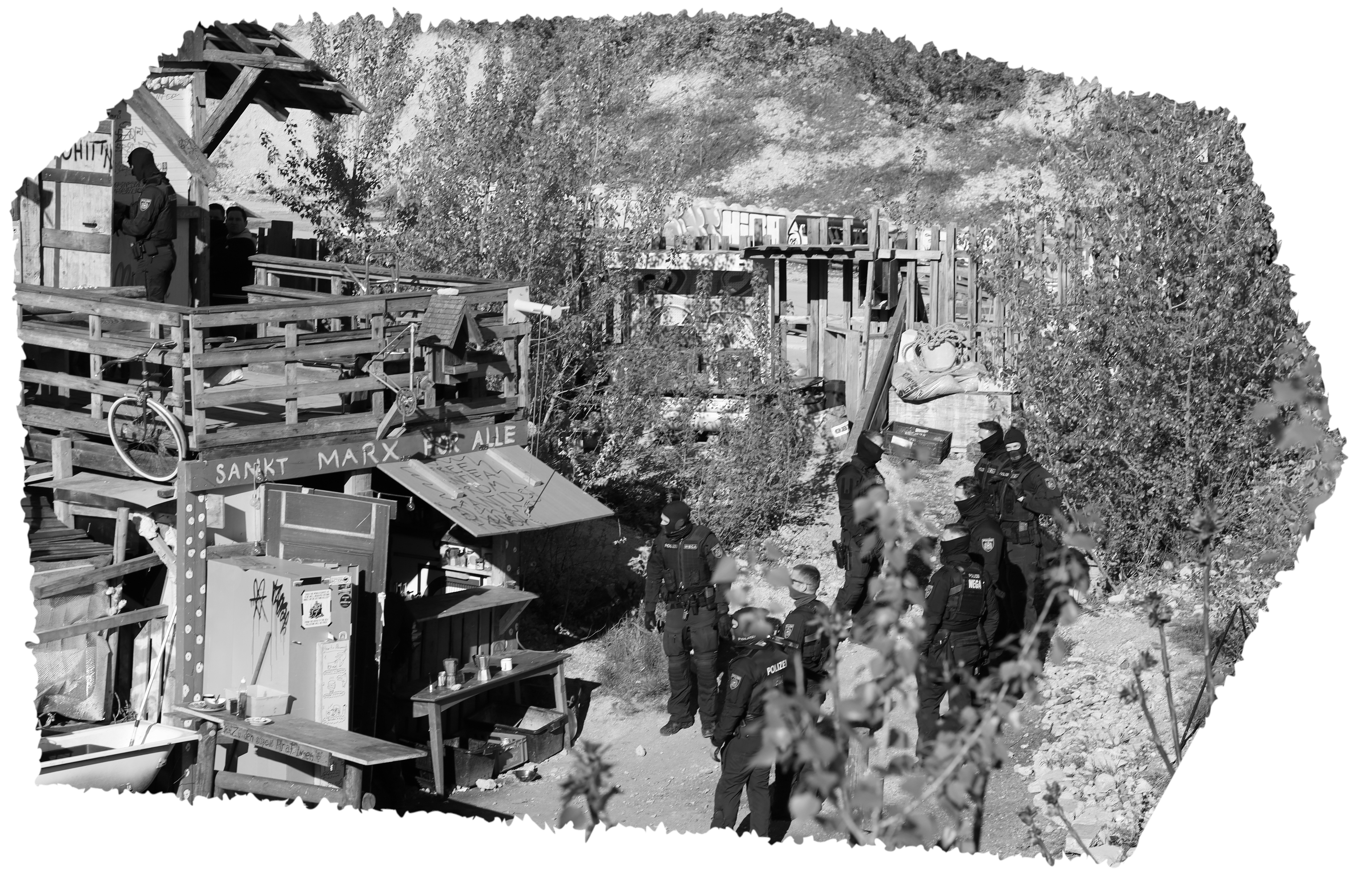 WEGA-Polizist*innen vor Hütte und Turm in St. Marx